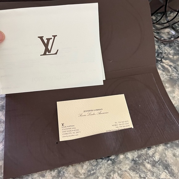 The Artsy MM embodies understated bohemian style. Louis Vuitton's - Picture 9 of 13